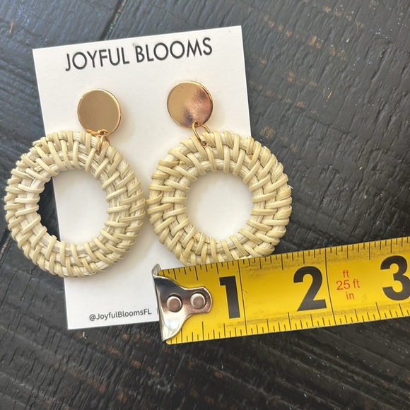 🎈4 LISTINGS FOR $20!! Woven Circle Natural Rattan Earrings off white and gold - Picture 3 of 4